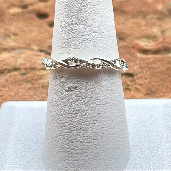 Beautiful & simple 925 silver filled infinity ♾ ring with white crystals - Picture 4 of 6